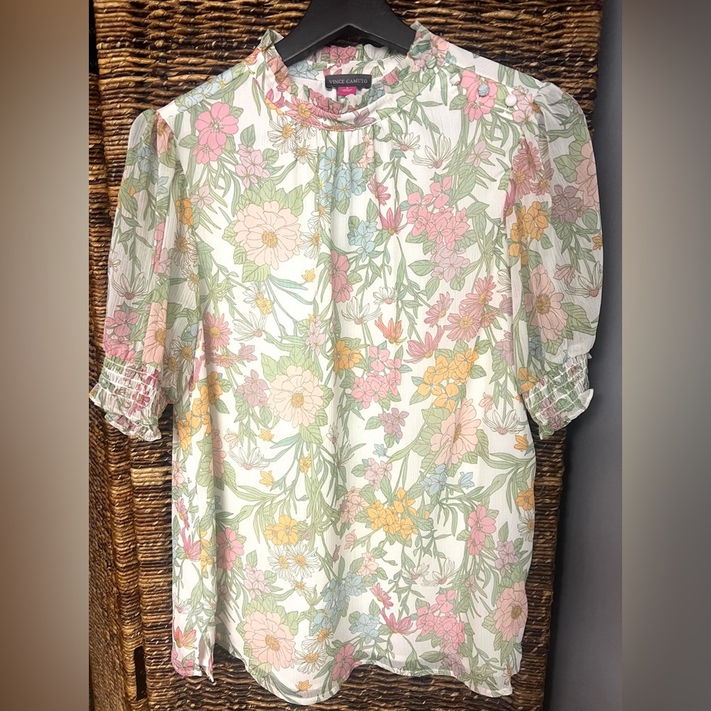 Vince Camto- Womens floral shirt, Size: Small, Shoulder button, Pre-Owned